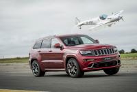 «Заряженный» Jeep Grand Cherokee сразился с самолетом на треке (видео)