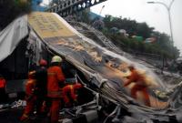 В Индонезии обрушился мост: трое погибших
