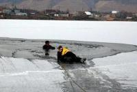 Под Киевом патрульные спасли рыбака, провалившегося под лед (2 фото)