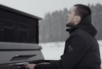 ЯрмаК в новом клипе сыграл на пианино посреди заснеженной степи (видео)