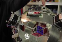 Робот собрал кубик Рубика за 0,9 секунды (видео)