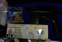 В Киеве во время обыска дома нашли именной пистолет Чечетова (фото)