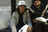 Экс-футболист Ювентуса на улице Турина разделил свой обед с бездомным