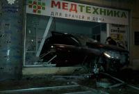 В Одессе пьяный водитель влетел в витрину магазина