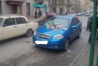 Во Львове машину самоуверенного водителя засыпали мусором