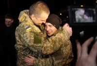 В Днепропетровске встретили освобожденных из плена бойцов