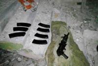 В Донецкой области нашли тайник с оружием (3 фото)