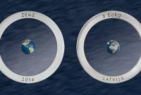 В Латвии выпустили полупрозрачную монету с макетом Земли