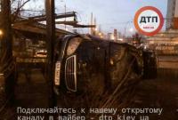 В Киеве пьяный водитель Mercedes разбил машину, вылетев с дороги, и пытался устроить драку