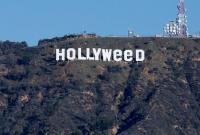 Неизвестные исправили знаменитую надпись в Лос-Анджелесе на Holyweed