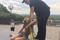 Активистка FEMEN голышом взобралась на памятник Владимиру