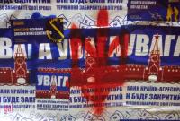 Скандал в центре Львова: россиянка бросилась спасать "Сбербанк" (видео)