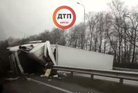 На Житомирской трассе под Киевом опрокинулась фура (видео)