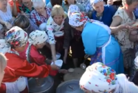 Хроники сверхдержавы: в Ижевске толпа подралась за бесплатную кашу (видео)