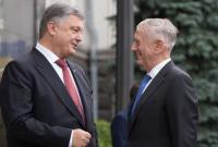 Порошенко и Мэттис обсудили международную миссию на Донбассе, помощь в оборонном секторе и летальное оружие