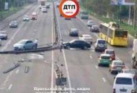 ДТП в Киеве: автомобиль перелетел через отбойник
