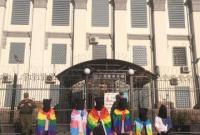 Правозащитники в Киеве устроили акцию у посольства РФ из-за преследования геев в Чечне