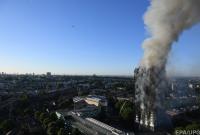 Во время пожара в лондонской высотке мужчина поймал ребенка, которого бросили из 10-го этажа