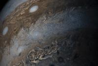 NASA опубликовало снимок ураганов на Юпитере, известных как "нитка жемчуга"