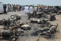 Число жертв от взрыва бензовоза в Пакистане увеличилось до более 140