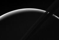 Зонд Cassini сделал снимок заката на Сатурне