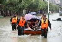 Более 5 млн пострадавших и тысячи разрушенных домов: Китай атаковало мощное наводнение
