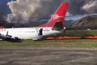В Перу при посадке загорелся пассажирский самолет (видео)