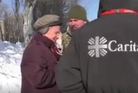 "Только бы те не пришли!": жительница Авдеевки в слезах просит военных не бросать город (видео)