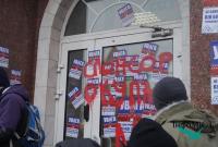 В Черкассах пикетировали Сбербанк: в ход пошла красная краска