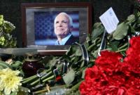 У посольства США в Киеве почтили память сенатора Маккейна