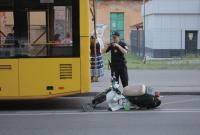 В Киеве не разминулись мопед и троллейбус: есть пострадавший