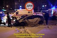 В Киеве автомобиль с патрульными влетел в эвакуатор: двое полицейских госпитализированы
