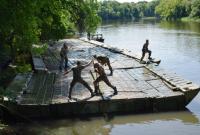 На Сумщине военные инженеры тренировались в развертывании понтонных переправ (видео)