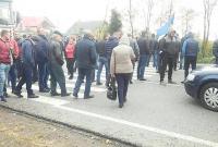 На Львовщине возле границы с Польшей жители вторые сутки перекрывают трассу На Львовщине возле границы с Польшей жители вторые сутки перекрывают трассу