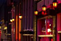 В "квартале красных фонарей" Амстердама придумали, как оградить проституток от наглых глаз туристов