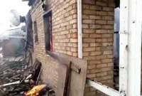 Последствия обстрела боевиками жилых домов на Донбассе (видео)