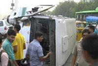 В Индии автомобиль протаранил здание школы, погибли 9 детей