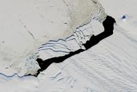 NASA показало отколовшийся от ледника огромный айсберг