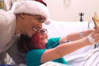 Барак Обама пришел в детский госпиталь в образе Санта Клауса