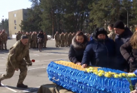 Под Харьковом на коленях простились с 20-летним военным (видео)