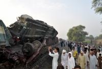 В Пакистане из-за взрыва на путях с рельсов сошел поезд, 4 погибших