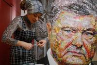 Лицо коррупции. Украинские художники создали портрет Порошенко из оберток конфет Roshen