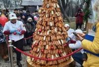 В Киеве построили елку из 1,5 тысячи эклеров