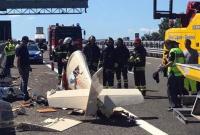 В Италии самолет упал на автостраду