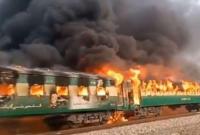 В Пакистане после взрыва загорелся пассажирский поезд, погибли 62 человека