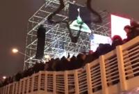 Появилось видео обрушения в Москве моста под гимн РФ