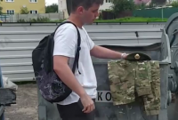 Боевого братства больше нет: белорусские силовики выбрасывают свою форму и переходят на сторону народа (видео)