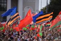 Як у 2014: у Білорусі на мітингу за Лукашенка помітили прапори кольору георгіївської стрічки і СРСР