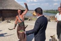 Козак VS огірок: Зеленського в Запоріжжі перевірили на хоробрість (відео)