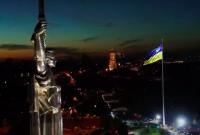 В Киеве подняли самый большой флаг Украины